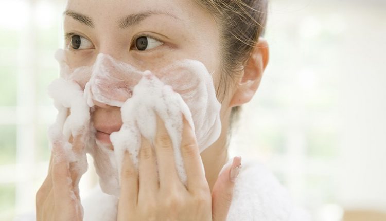 Rửa mặt sạch sẽ giúp làn da bạn thêm trắng sáng