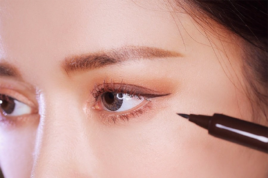 Kẻ eyeliner để tạo điểm nhấn cho mắt
